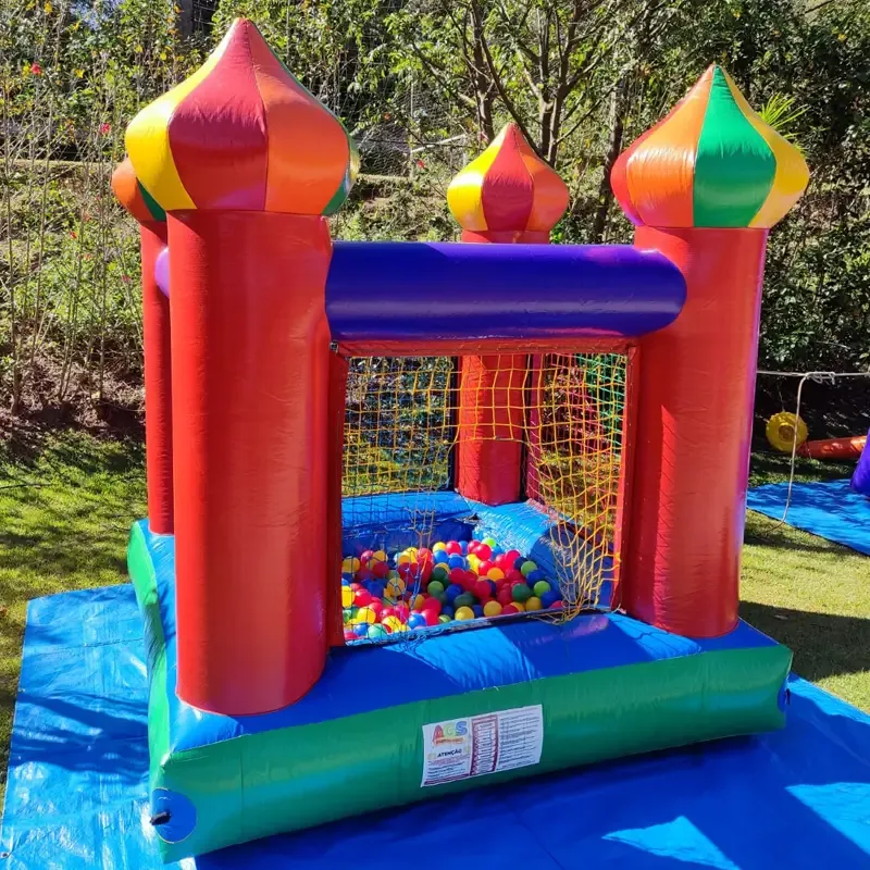 Piscina de bolinhas inflável montada em festa infantil em Cascavel PR