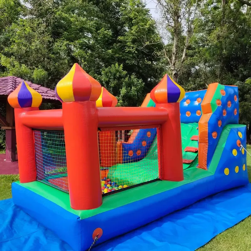 Tobogã inflável com piscina de bolinhas montado em festa infantil em Cascavel PR